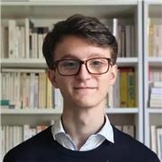 Normalien donne des cours en matières littéraires (français, philosophie, histoire, grec et latin)